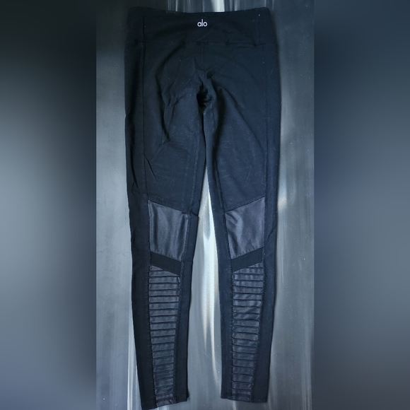 Alo Legging - Picture 2 of 3